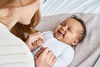 kichern glucksen baby - Ab wann lächeln Babys und ab wann lachen sie?