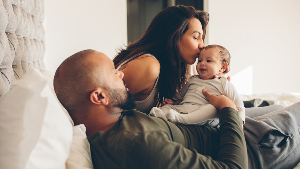 Baby küssen erwünscht: Wie die Küsschen deine Muttermilch verändern