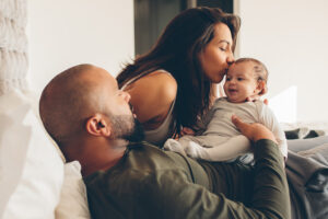 Baby küssen erwünscht: Wie die Küsschen deine Muttermilch verändern