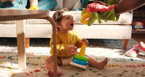 Babys Feinmotorik stärken, während du entspannst? Das geht!