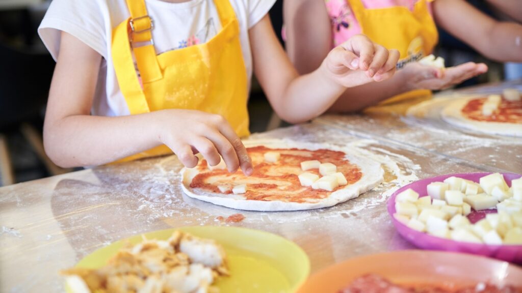Pizza mit Kindern belegen - Kindergeburtstage, die nicht zu viel kosten, außer Nerven!
