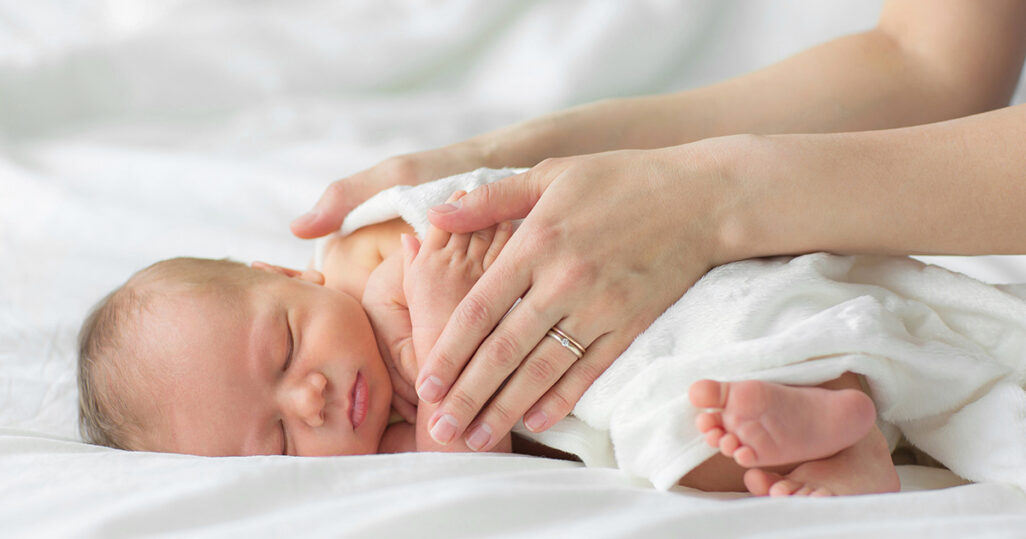 Neugeborenes schläft nur: Mögliche Ursachen