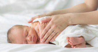 Neugeborenes schläft nur: Mögliche Ursachen