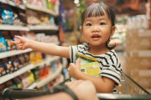 Kind sitzt im Einkaufswagen