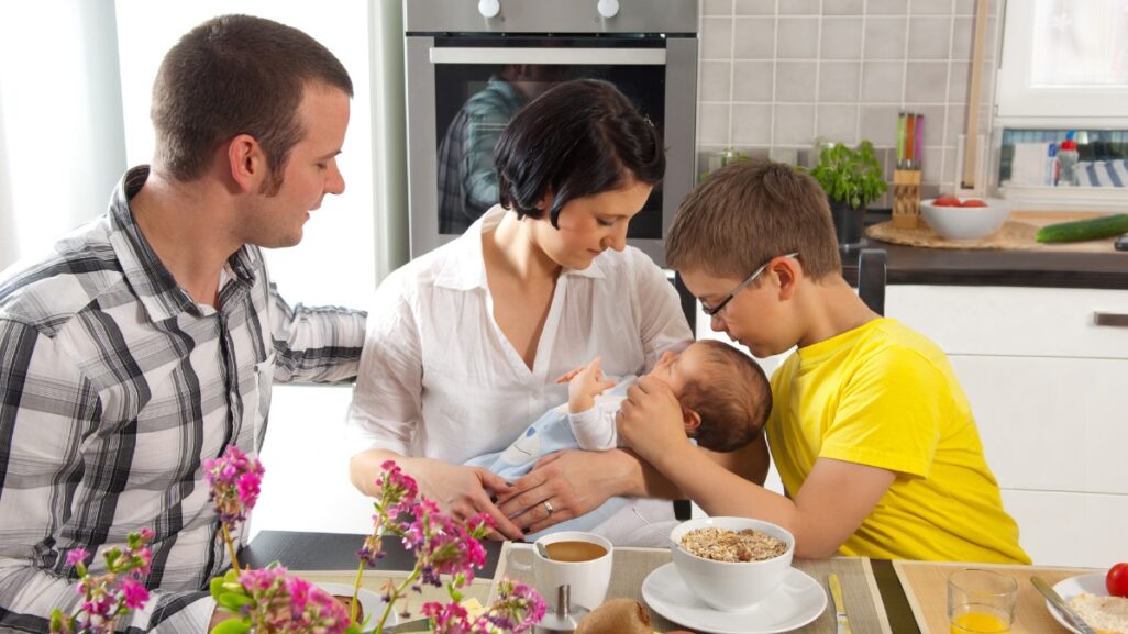 Gemeinsam am Familientisch wie kann das gut funktionieren - Mit Baby am Familientisch – wie kann das gut funktionieren?