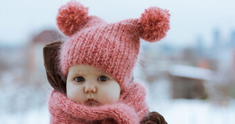 Kleines Mädchen gut eingepackt im Winter mit Mütze und Schal