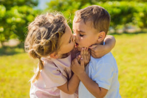 Distanzlosigkeit bei Kindern - Woher kommt Distanzlosigkeit bei Kindern?