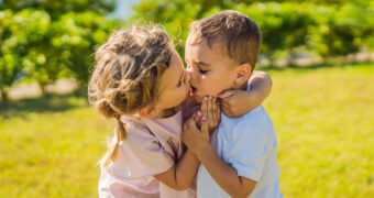 Distanzlosigkeit bei Kindern - Woher kommt Distanzlosigkeit bei Kindern?