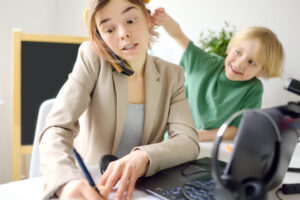 Home Office + Schulferien: 5 Tipps, wie du dein Kind beschäftigen kannst