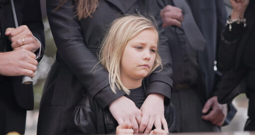 Kinder auf Beerdigungen mitnehmen: Ab welchem Alter ist es angemessen?
