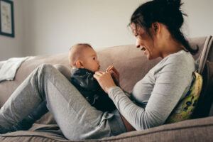 Die Macht der Körpersprache zwischen Eltern und Baby
