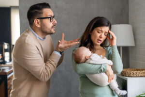 Baby-Betreuung: Wie ihr sie achtsam miteinander abstimmt!