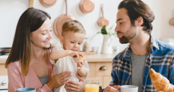 Eltern mit Kleinkind am Essenstisch